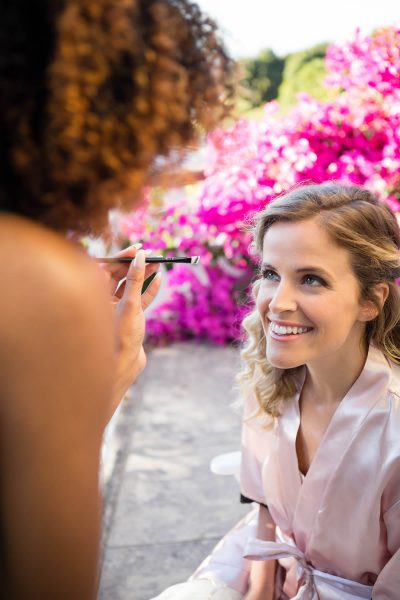 maquillaje de bodas hacia una novia rubia